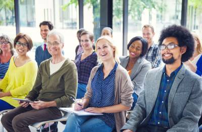 Assemblée multiculturelle de copropriétaires heureux grâce au travail du syndic de copropriété de leur immeuble